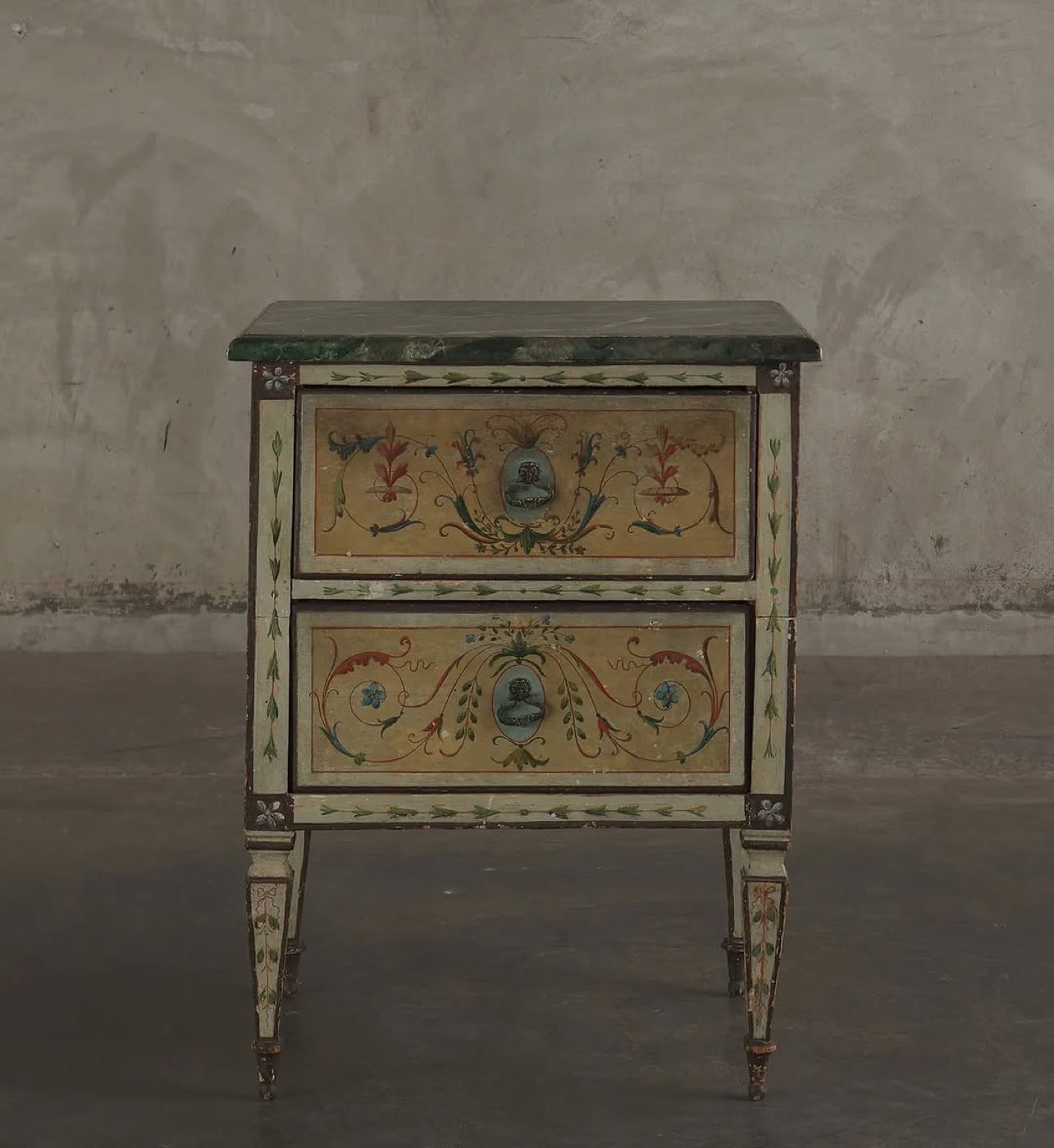 Italienischer Nachttisch aus dem 18. Jahrhundert